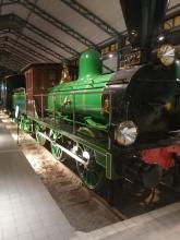 Vanhanaikainen veturi.