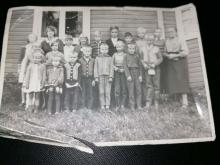 Kuva pyhäkoululaisista aikojen takaa.