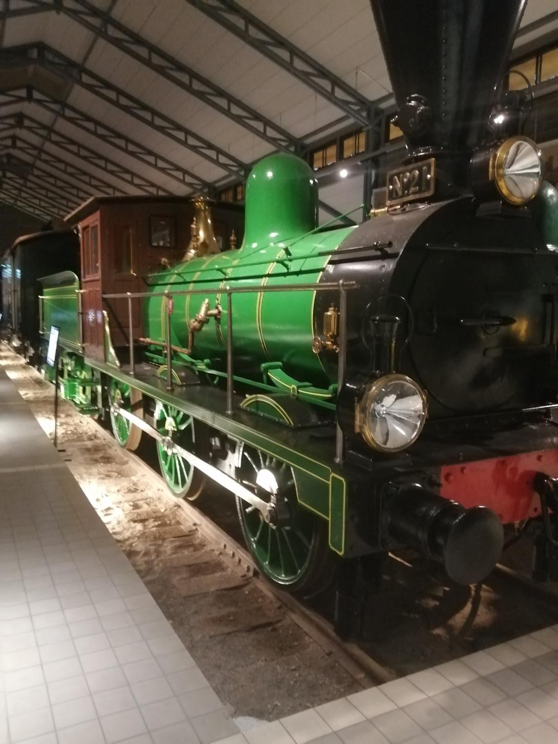 Vanhanaikainen veturi.