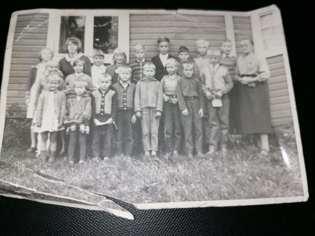 Kuva pyhäkoululaisista aikojen takaa.